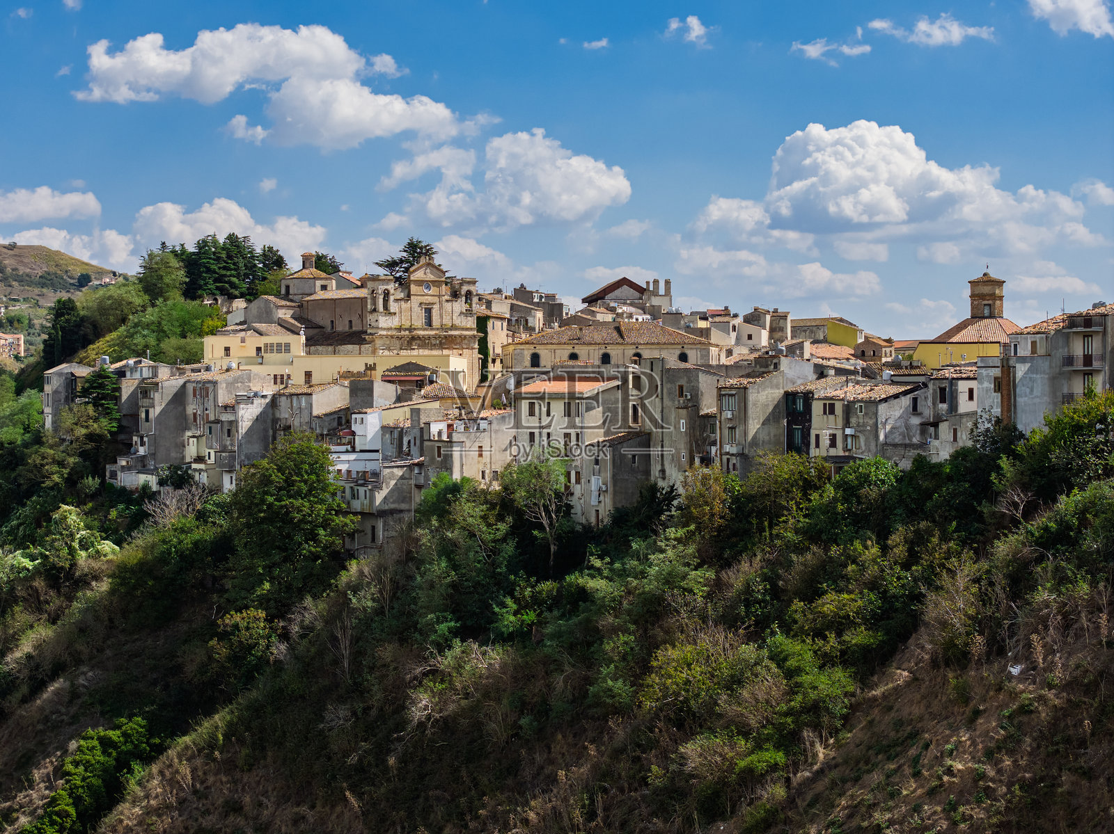 无人机航拍意大利西西里岛波利齐·杰内罗萨，这是一个风景如画的山城，坐落在岩石峭壁上，展示着传统的石砌建筑和马多尼山脉的全景。照片摄影图片