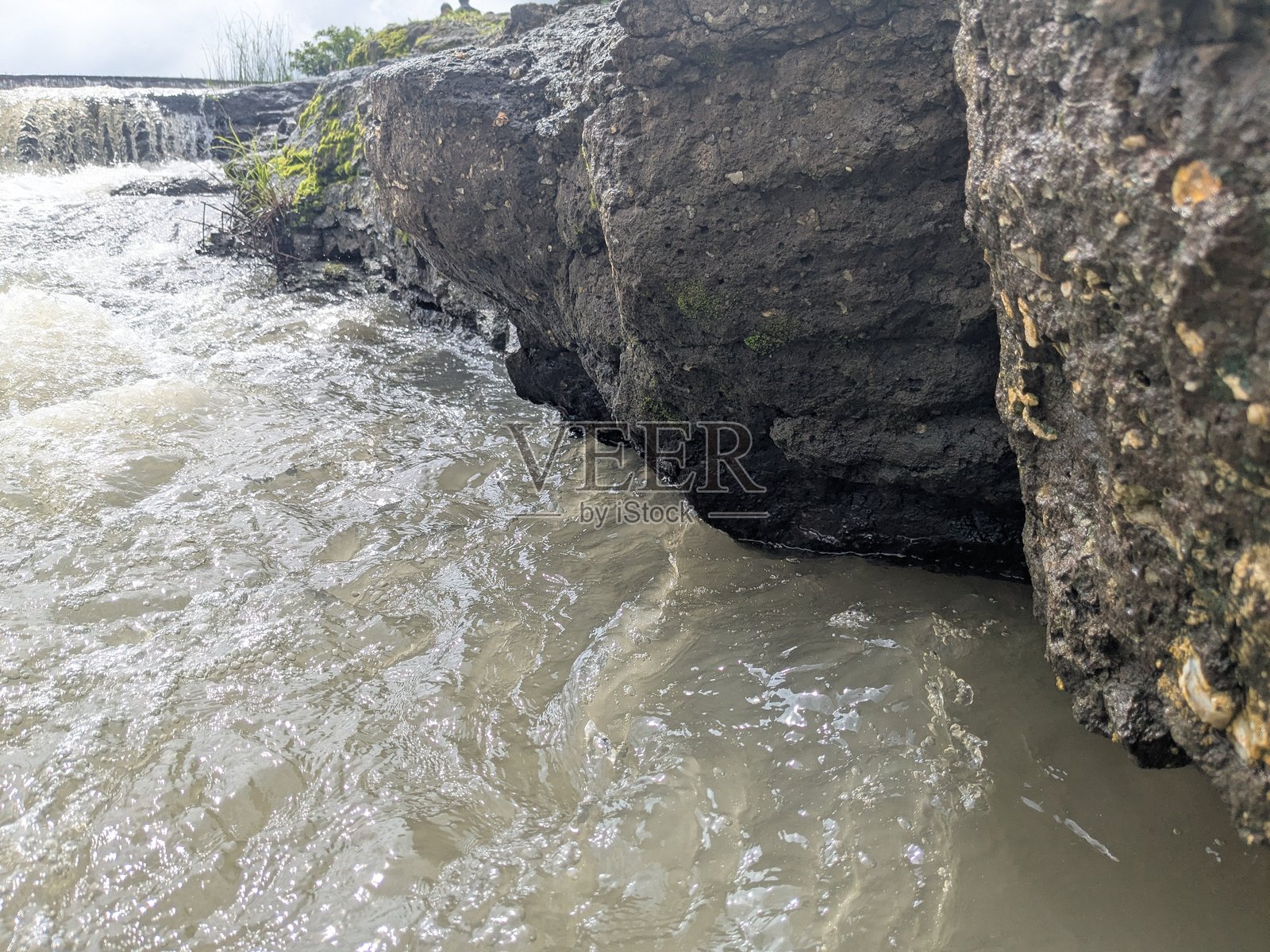 印度河床上的粗糙黑色玄武岩纹理照片摄影图片