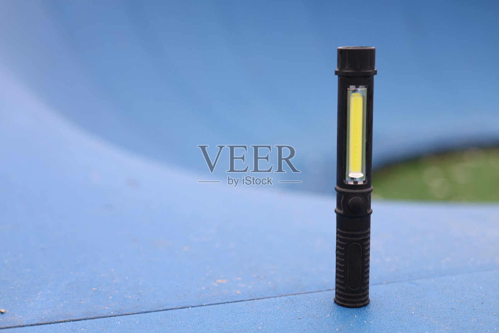 一款强大的小型黑色手电筒照片摄影图片