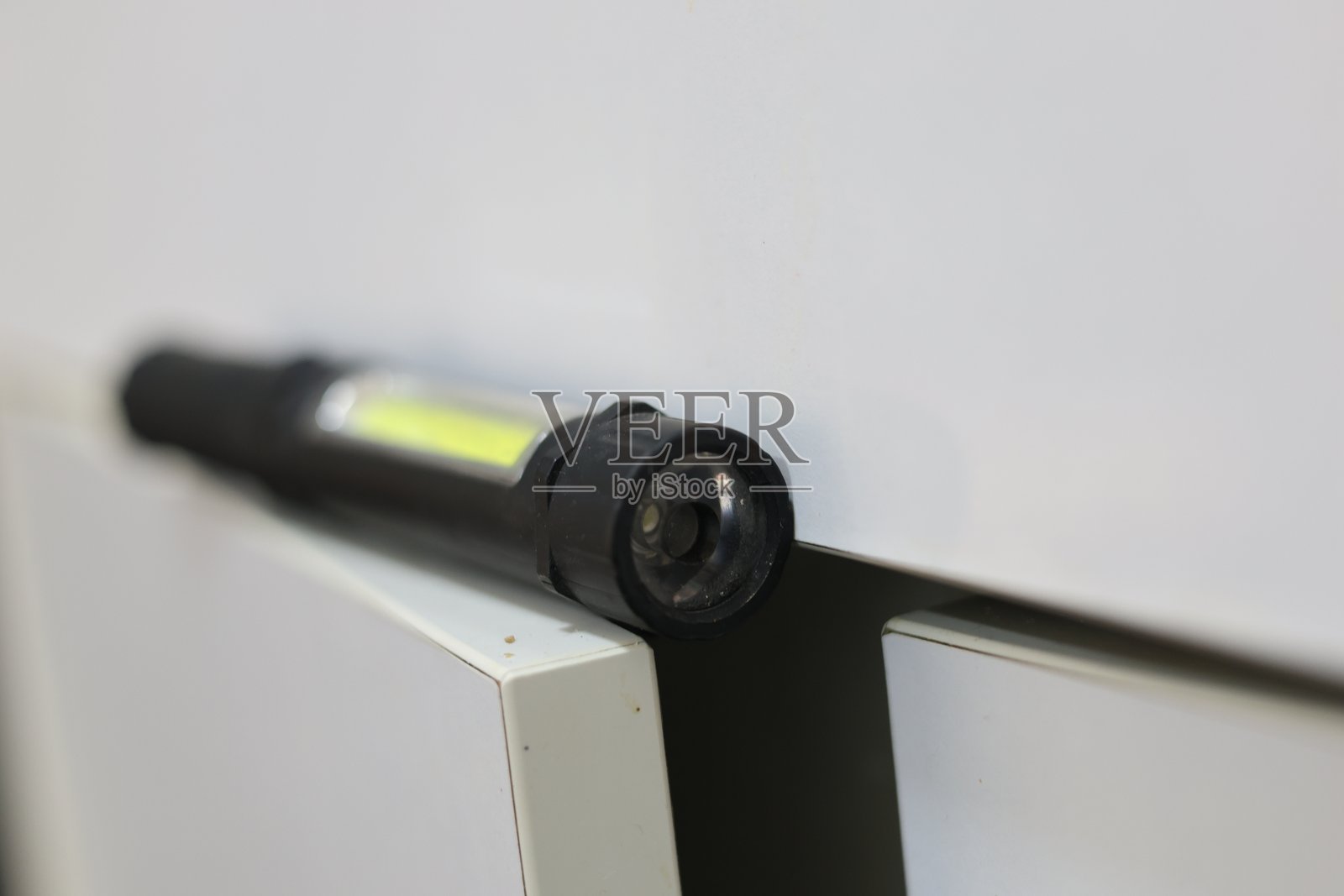 一款强大有力的小型黑色手电筒照片摄影图片