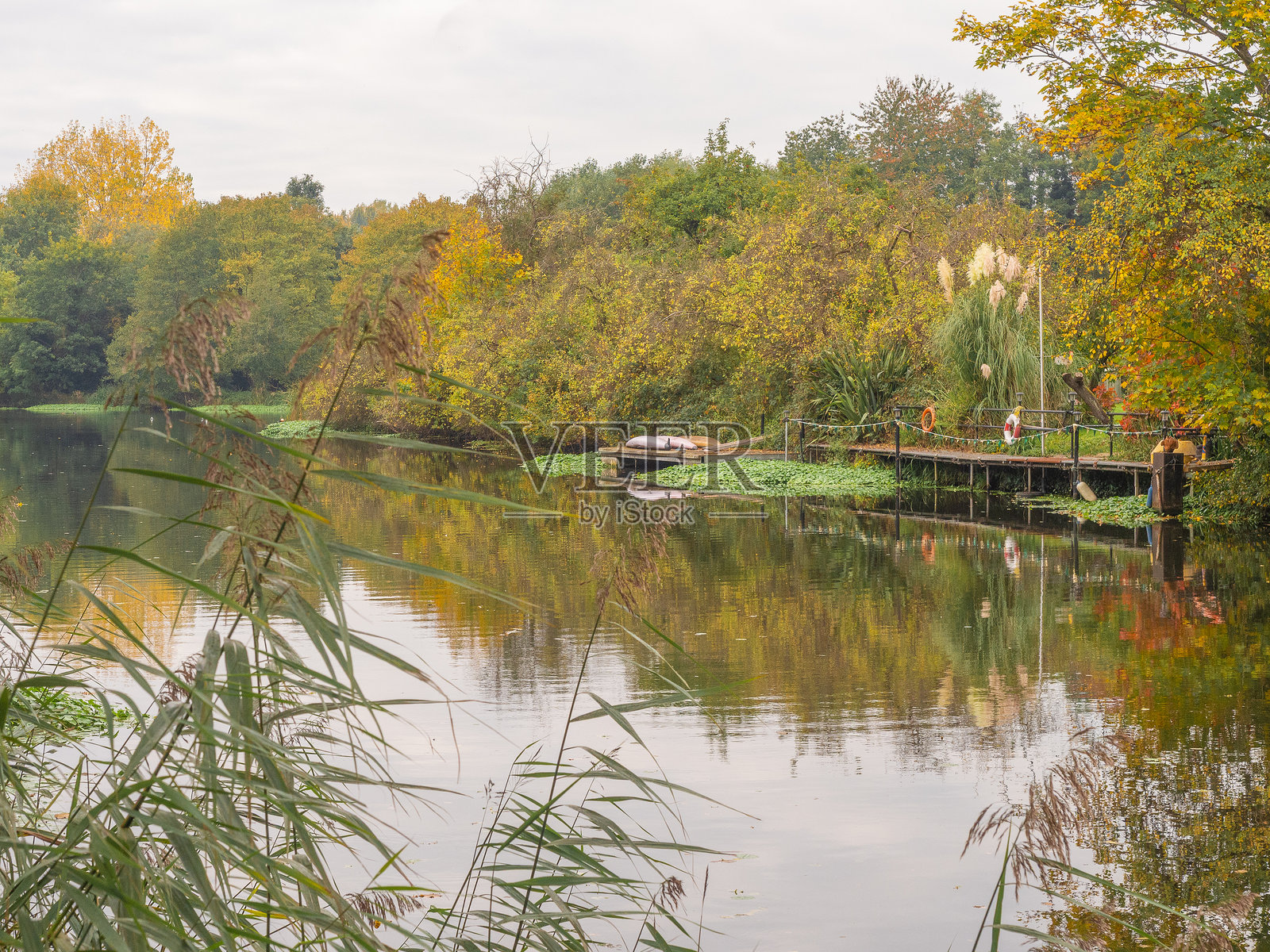 英国柴郡诺斯威奇韦弗河上美丽的秋日倒影照片摄影图片