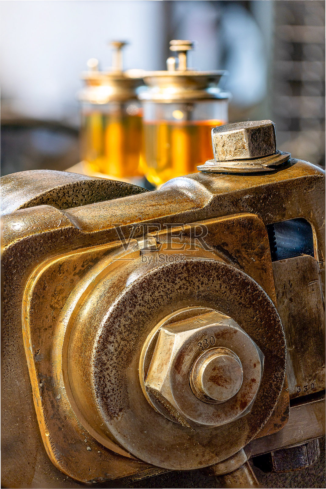 黄铜工业机械细节，带有注油器照片摄影图片