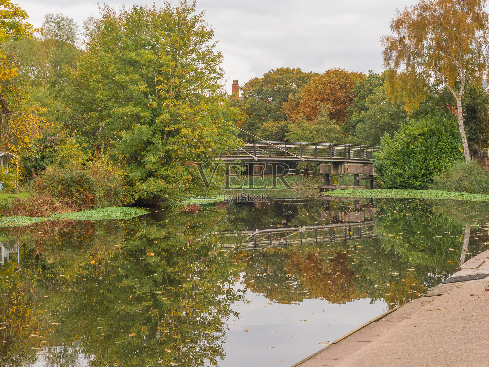 英国柴郡诺斯威奇韦弗河上壮丽的秋日倒影照片摄影图片