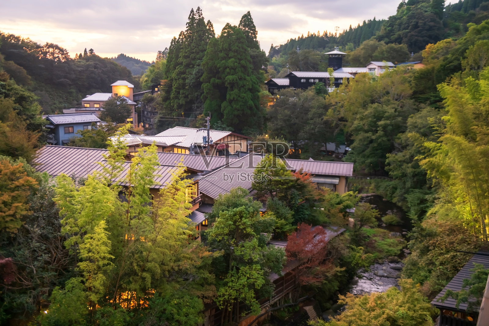 秋季日落时分，熊本黑川温泉旅馆的俯视图照片摄影图片
