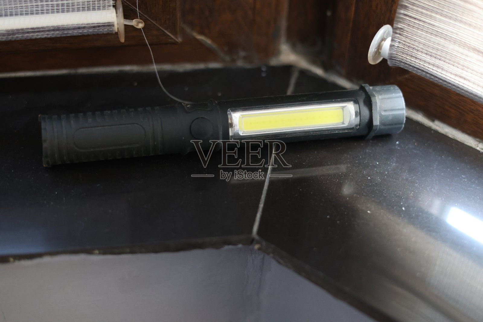 一款强大而小巧的黑色手电筒照片摄影图片