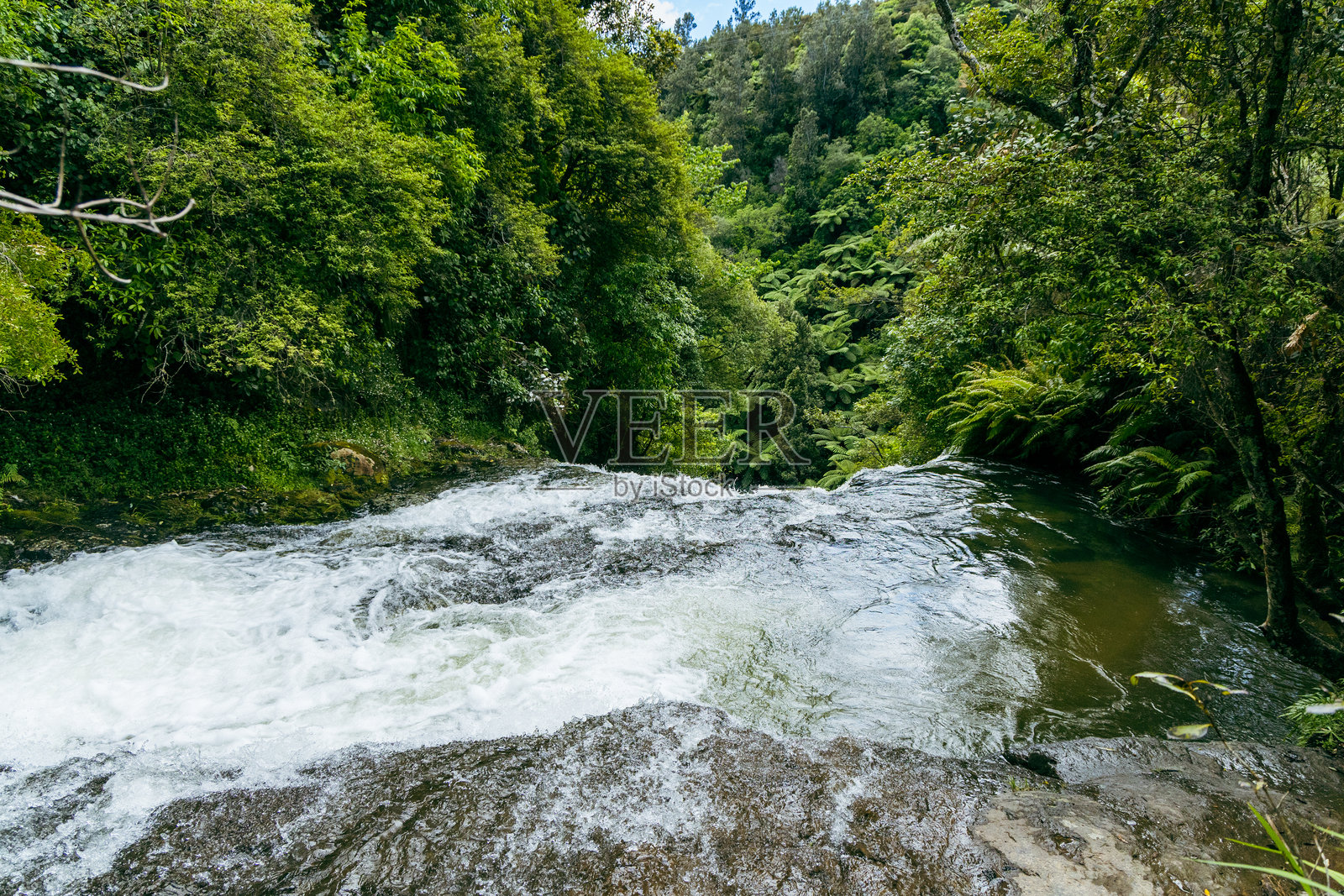 奔腾的河流从林间岩石上倾泻而下照片摄影图片
