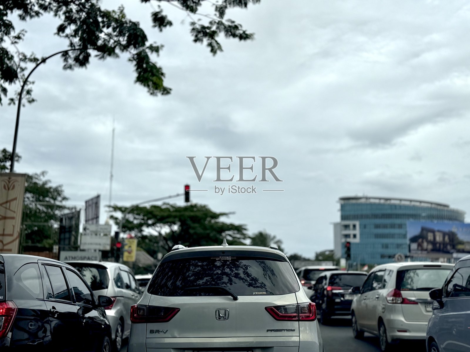 红绿灯前的汽车照片摄影图片