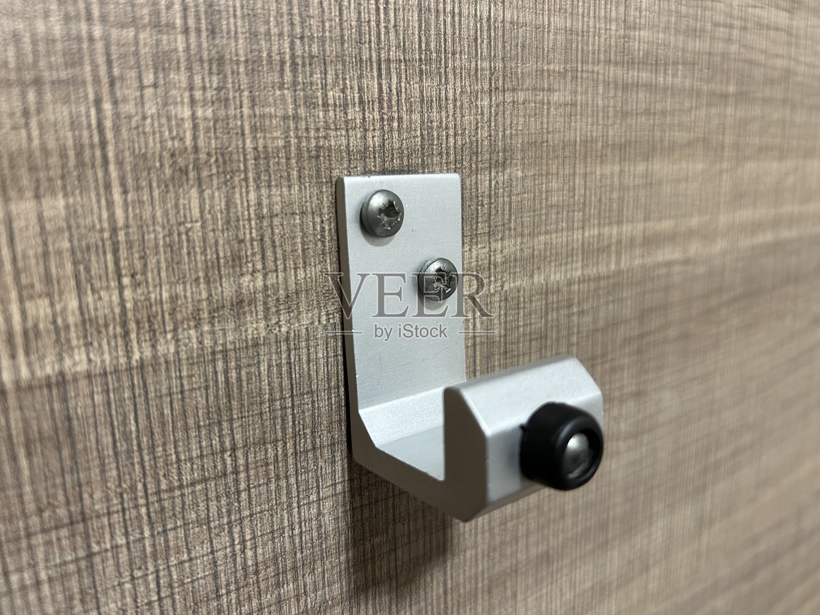 带黑色旋钮的现代白色金属挂钩照片摄影图片