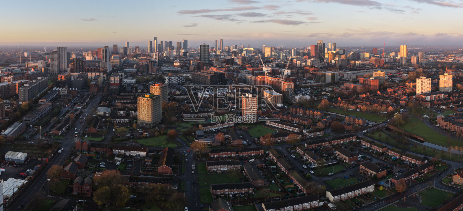 迈尔斯普拉廷的日出与安科茨的城市天际线。照片摄影图片