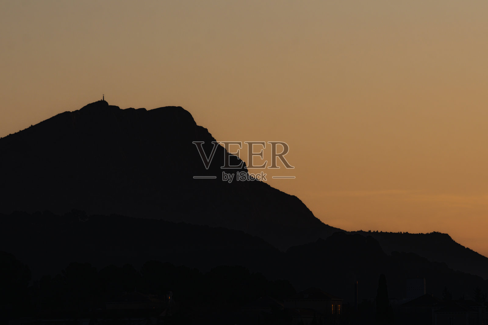冬日清晨光照下的圣维克多瓦山照片摄影图片