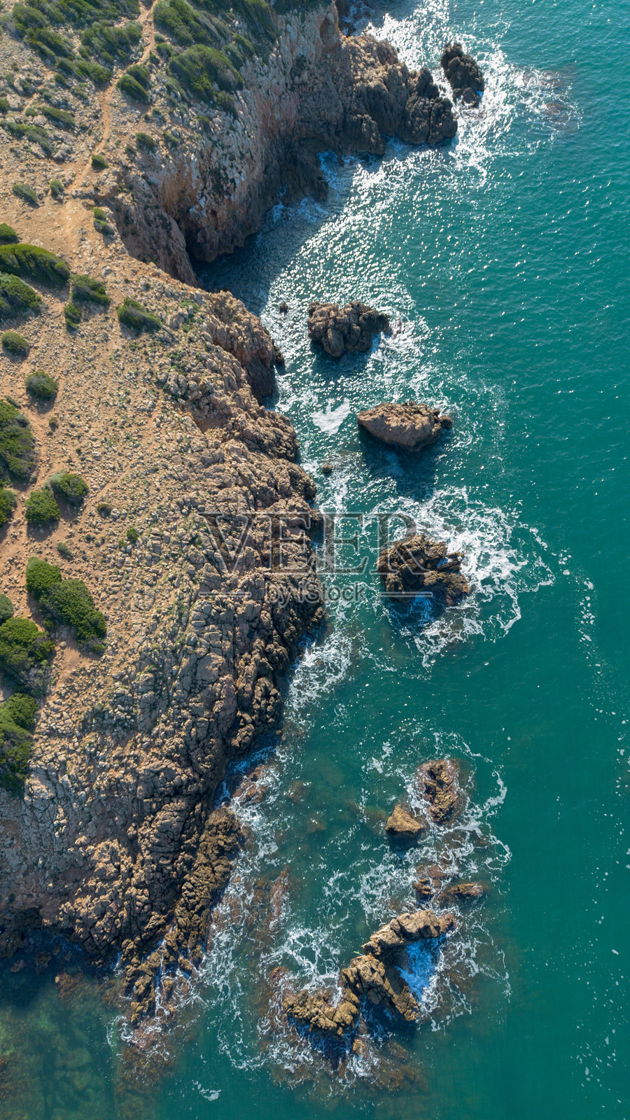 地中海植被环绕的碧绿大海与岩石海滩的鸟瞰图照片摄影图片