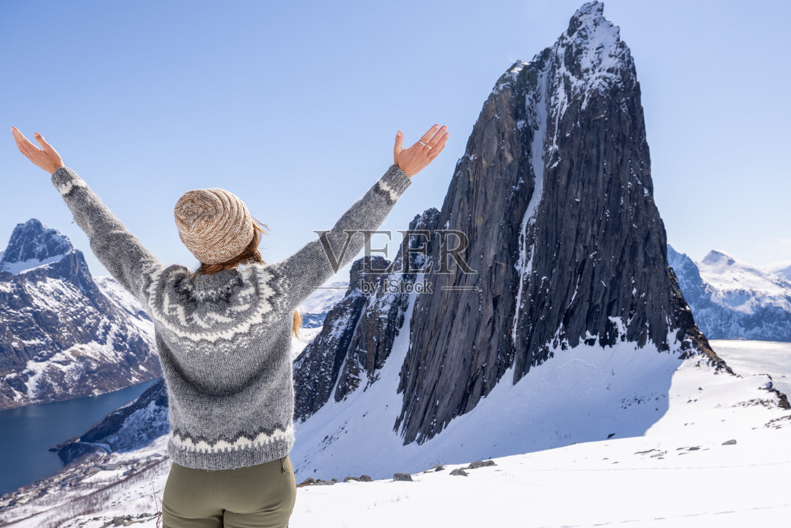 女子在雪山之巅庆祝照片摄影图片
