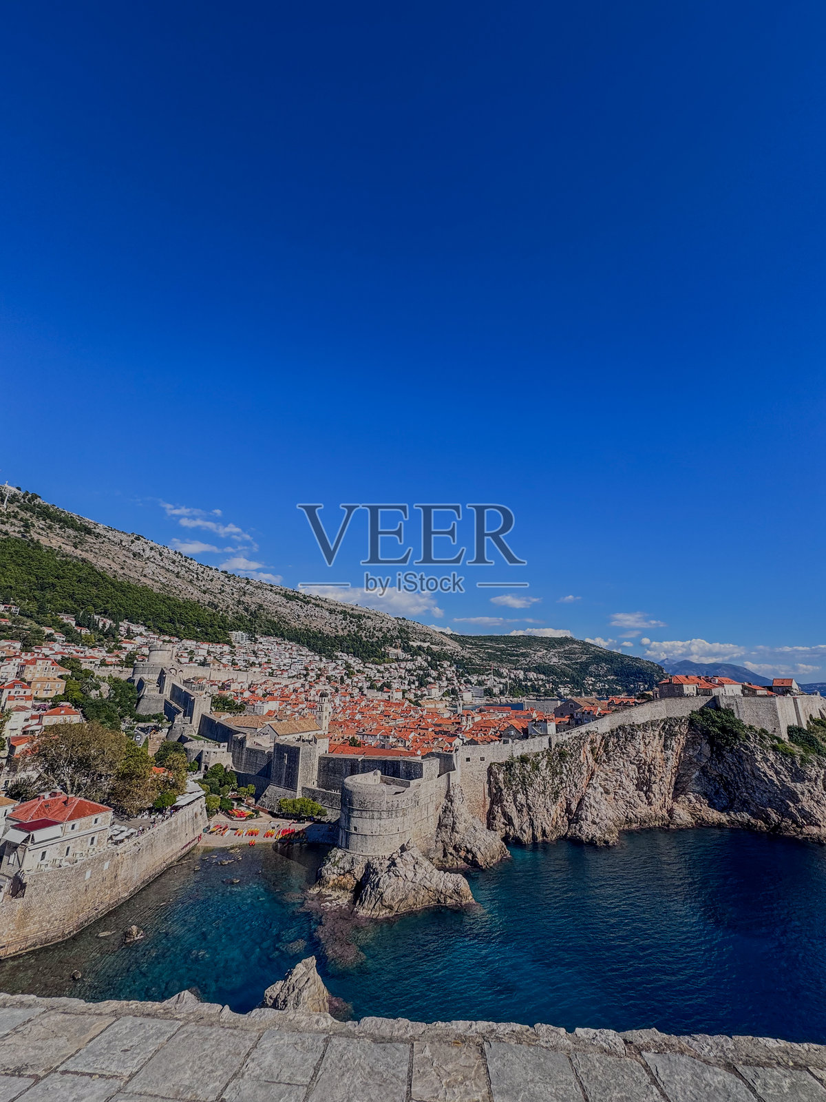 透过窗户看到的亚得里亚海景色照片摄影图片