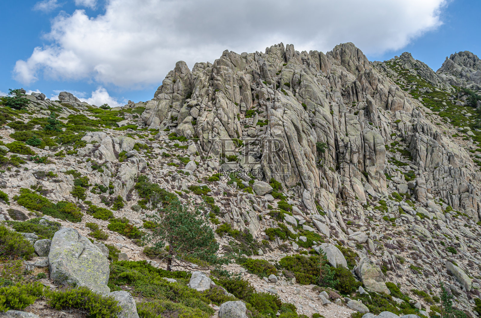 西班牙瓜达拉马山脉的巨型花岗岩山体拉佩德里萨的风景照片摄影图片