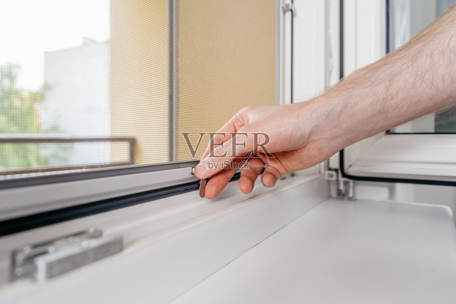 维修工在公寓安装PVC窗框以提高能源效率照片摄影图片