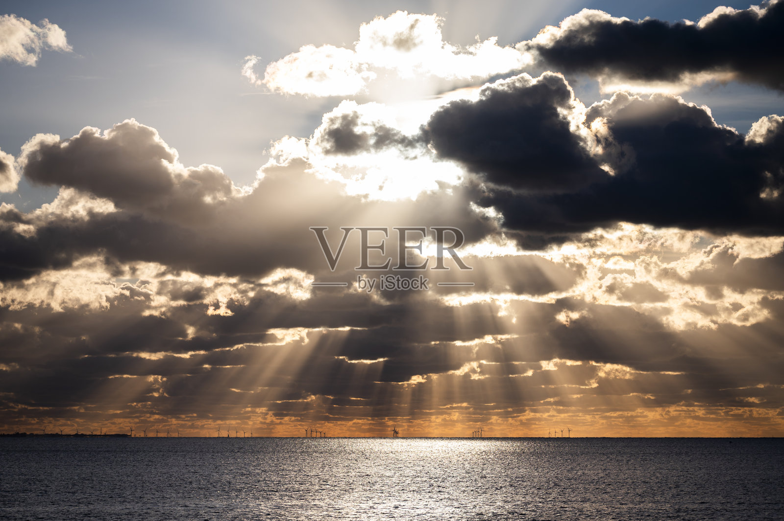 夕阳染红了海面上的云彩照片摄影图片