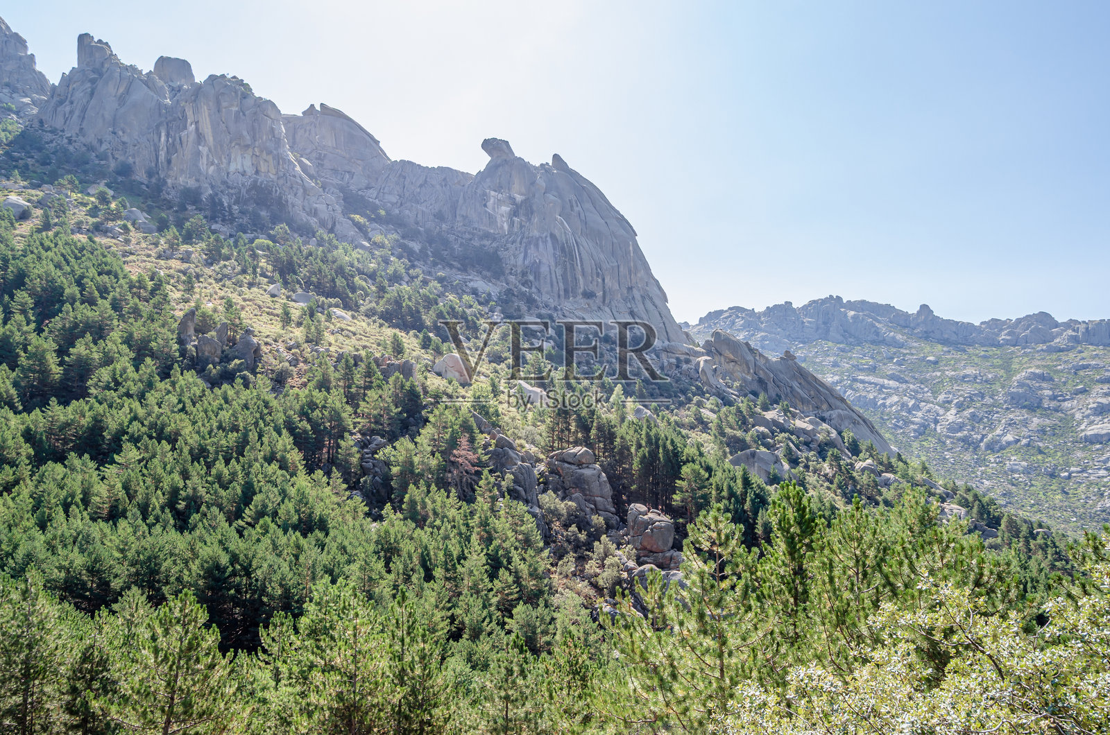 西班牙瓜达拉马山脉的拉佩德里萨花岗岩地貌景观照片摄影图片