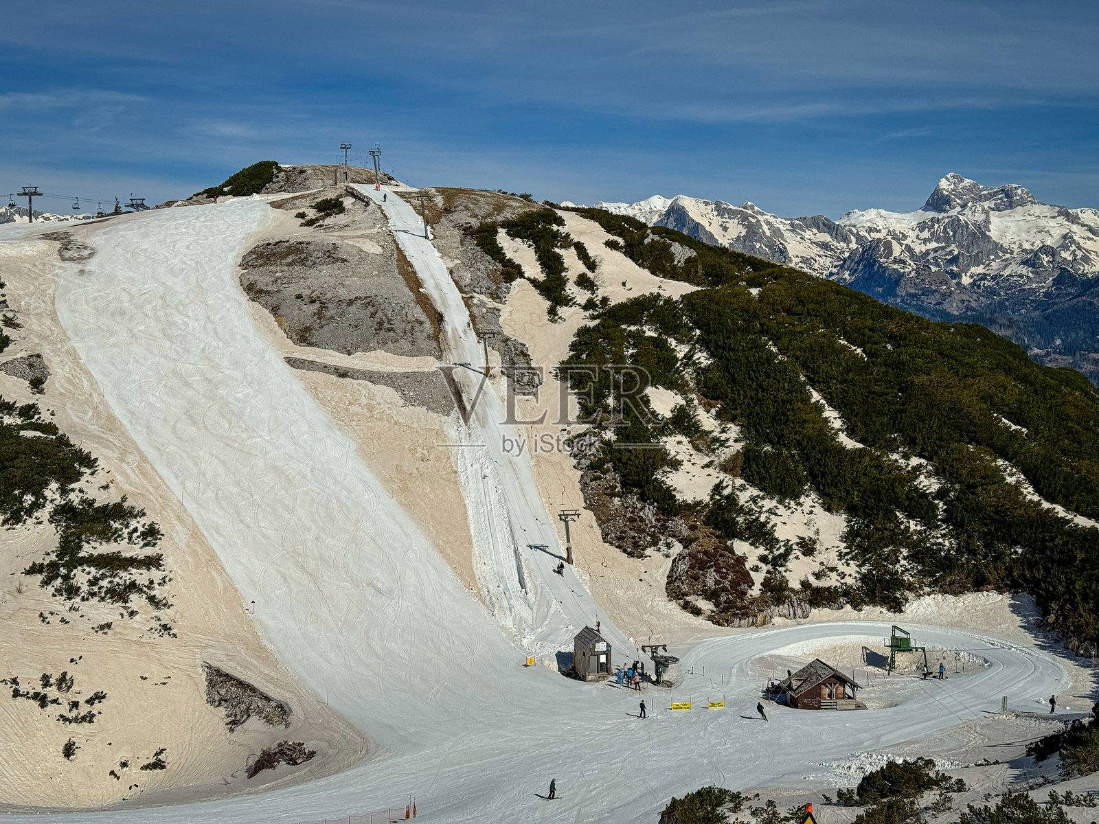 撒哈拉沙漠的沙子染黄了阿尔卑斯滑雪区的雪道和山脊照片摄影图片