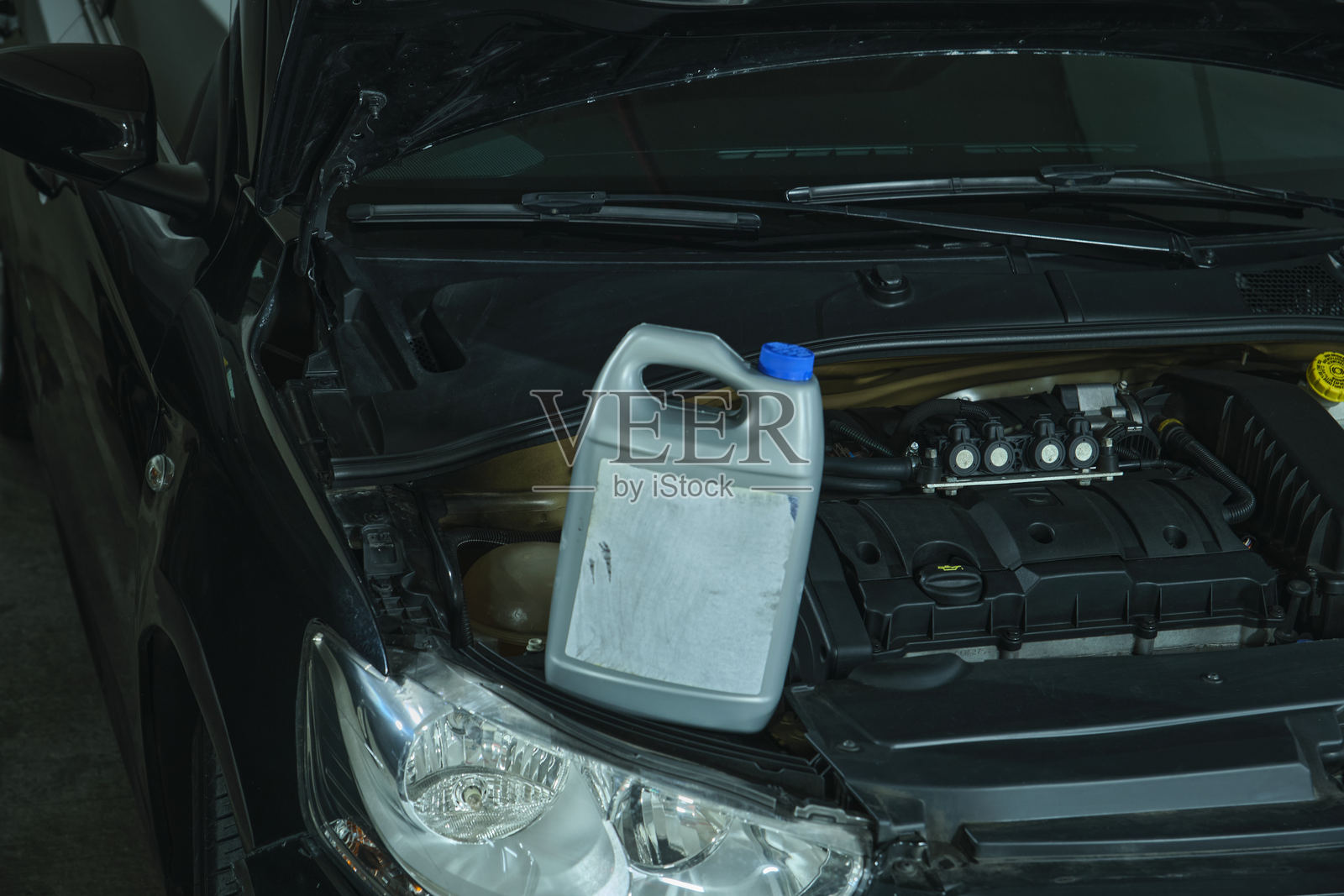 汽车发动机和机油瓶，用于维护保养服务照片摄影图片