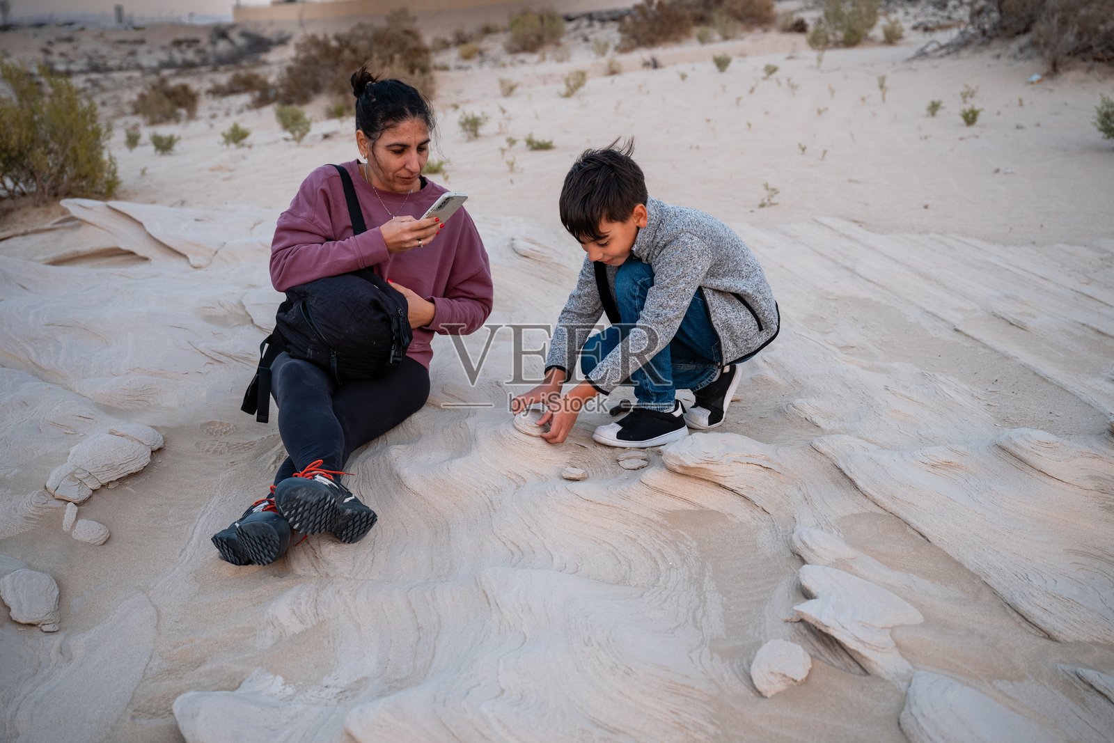 母子俩在阿尔瓦特巴化石沙丘探险照片摄影图片
