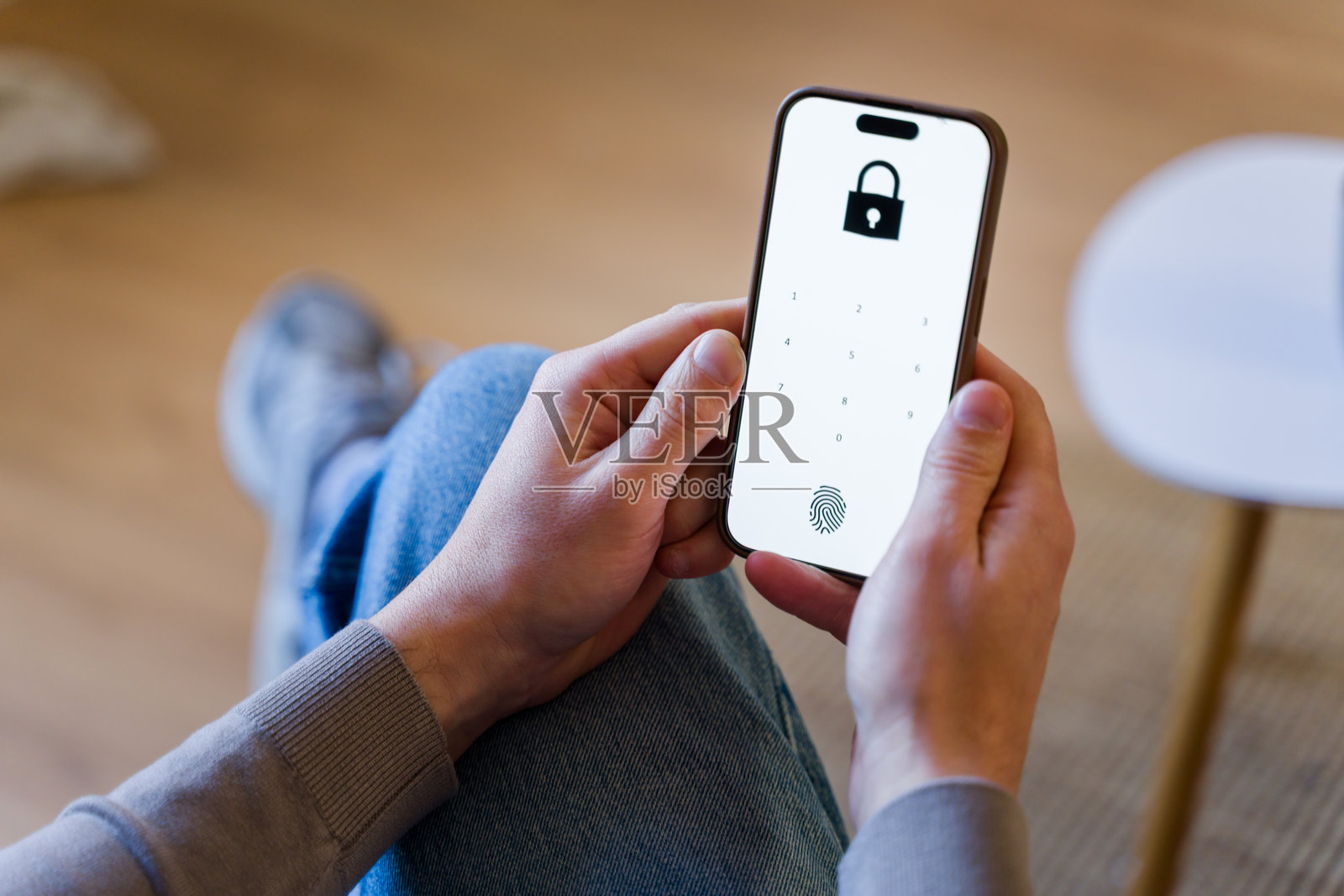 一个人用智能手机进行安全验证，带有指纹锁照片摄影图片