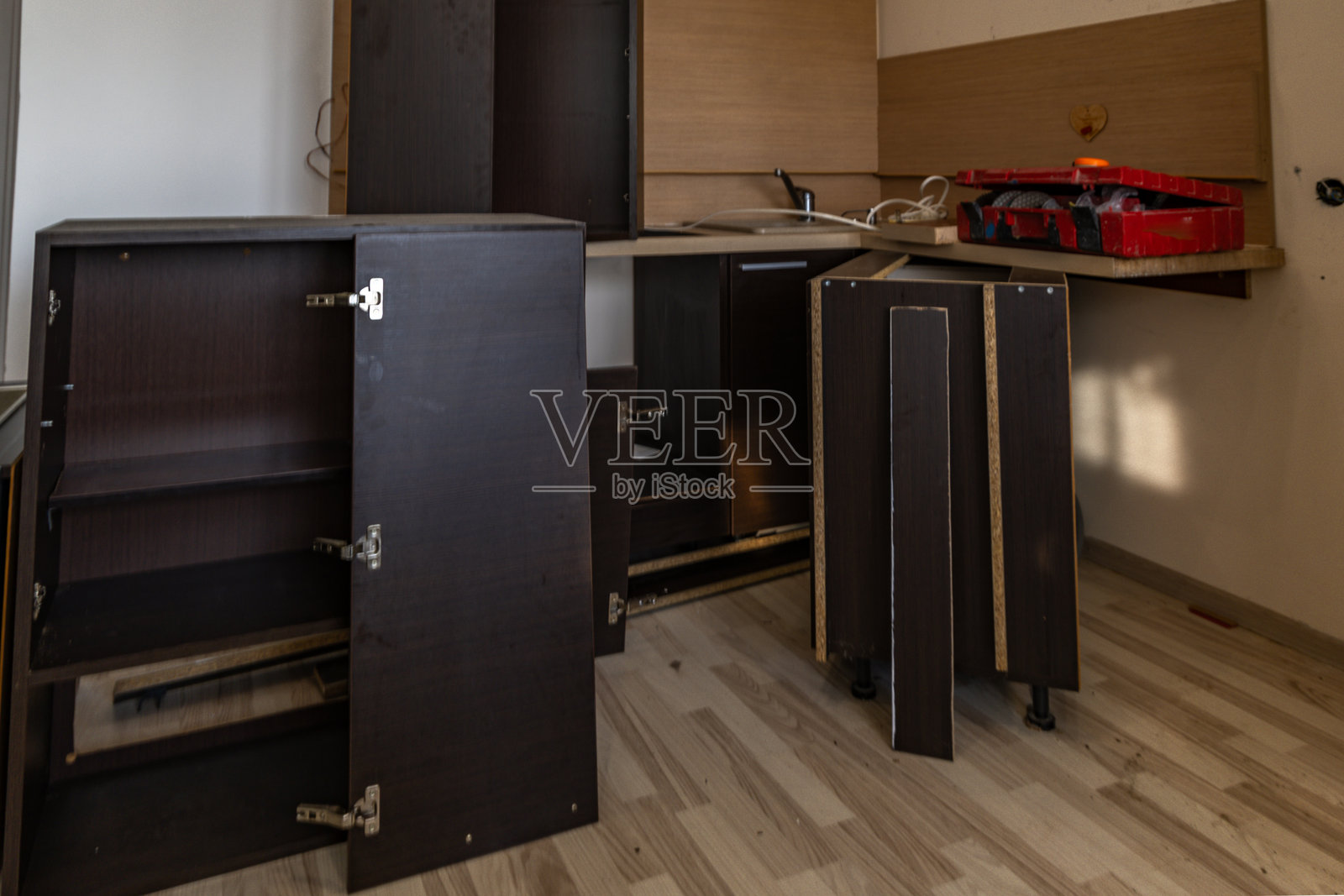 拆除旧厨房家具，移走橱柜，拆解橱柜照片摄影图片