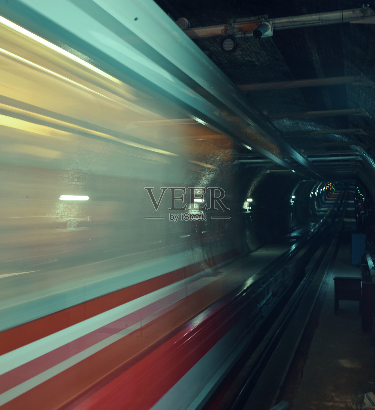 高速行驶的地铁列车穿梭在地下隧道中照片摄影图片