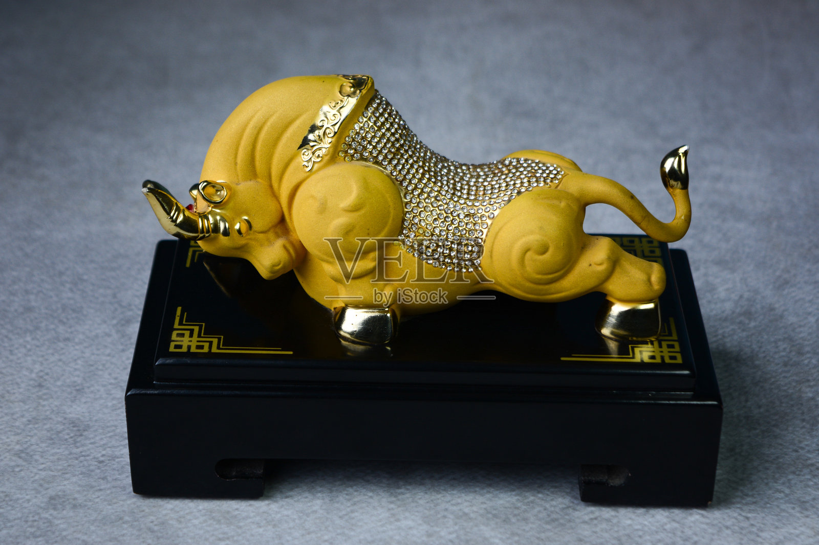 象征股市增长的金色公牛雕像照片摄影图片