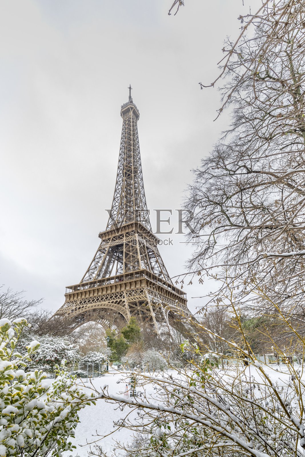 大雪纷飞的日子里，埃菲尔铁塔的风景照片摄影图片