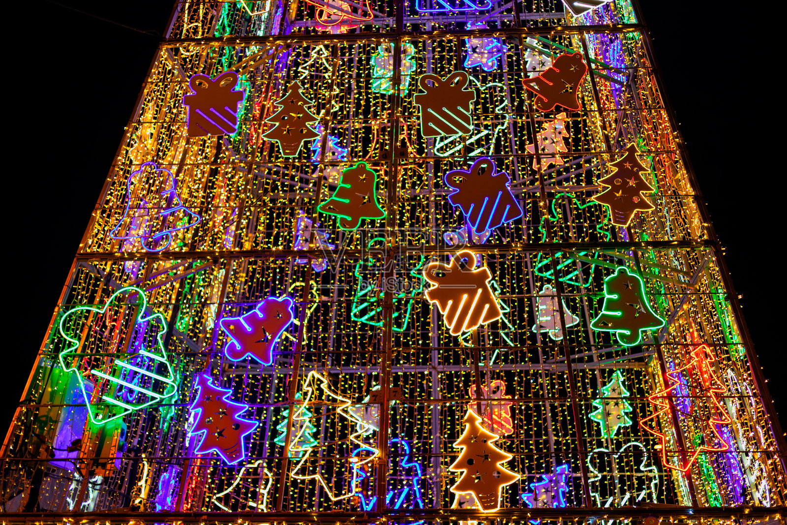 高耸的圣诞树结构闪耀着串灯照片摄影图片