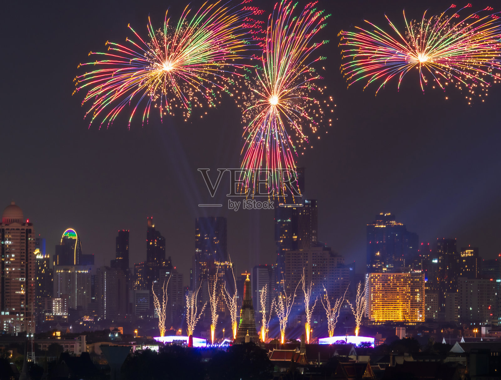 夜晚，五彩缤纷的烟花在灯火辉煌的城市天际线上绽放，节日庆典的氛围弥漫在曼谷，泰国“湄南河畔维吉特2025”灯光盛宴拉开帷幕，这是一场公共活动。照片摄影图片