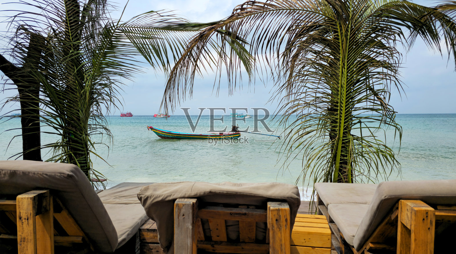 泰国的苏叻他尼府涛岛，躺椅提供热带海景，东南亚。照片摄影图片