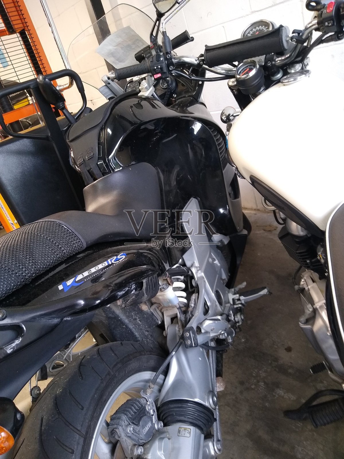 现代宝马 R1200 RS 摩托车陈列在经销商门店照片摄影图片