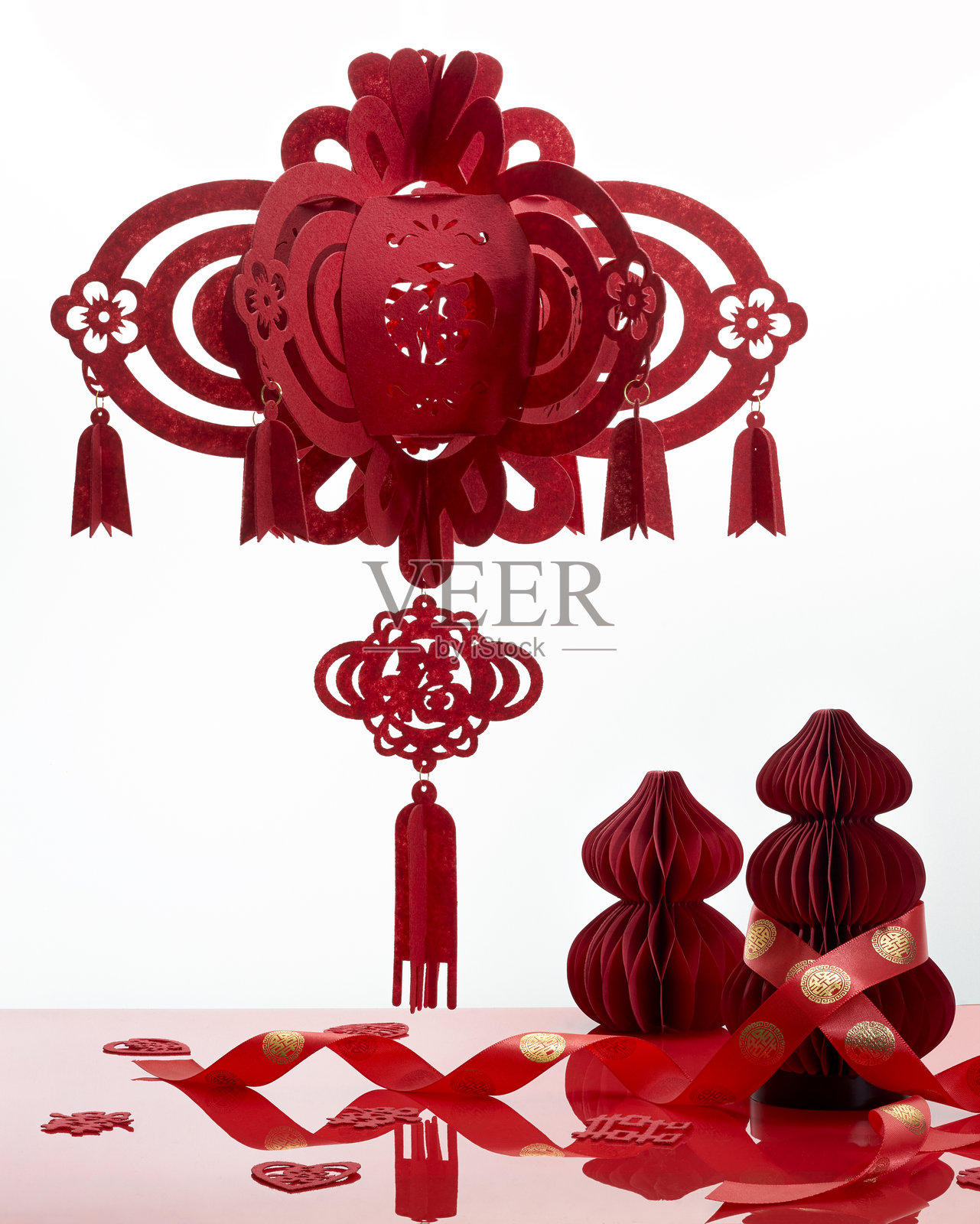 极简背景下的红灯笼与葫芦挂饰静物。象征祝福、繁荣与和谐，适合用于婚礼、节日及雅致的装饰设计。汉字寓意喜庆、祝福与吉祥如意。照片摄影图片