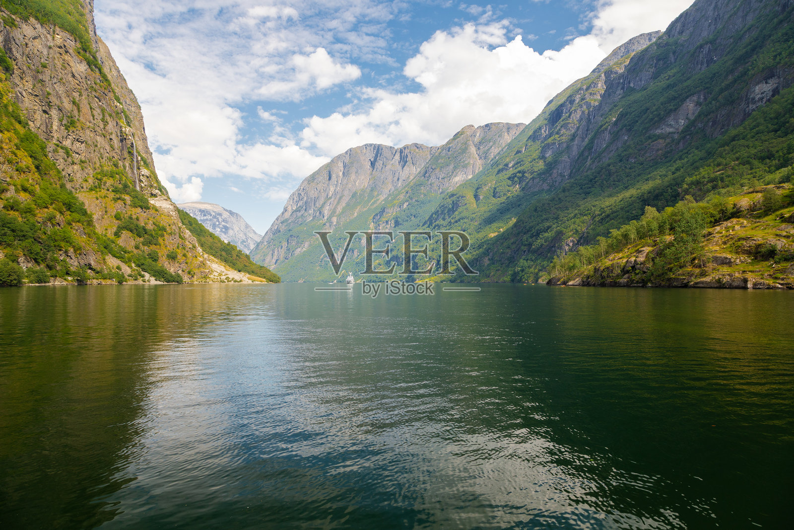 夏日晴朗的一天，从居德旺根村庄眺望纳柔依峡湾照片摄影图片