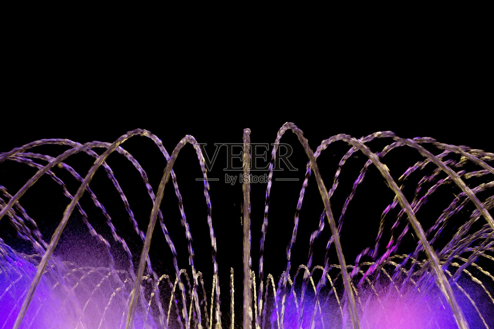 秘鲁利马米拉弗洛雷斯水上乐园的喷泉夜景照片摄影图片