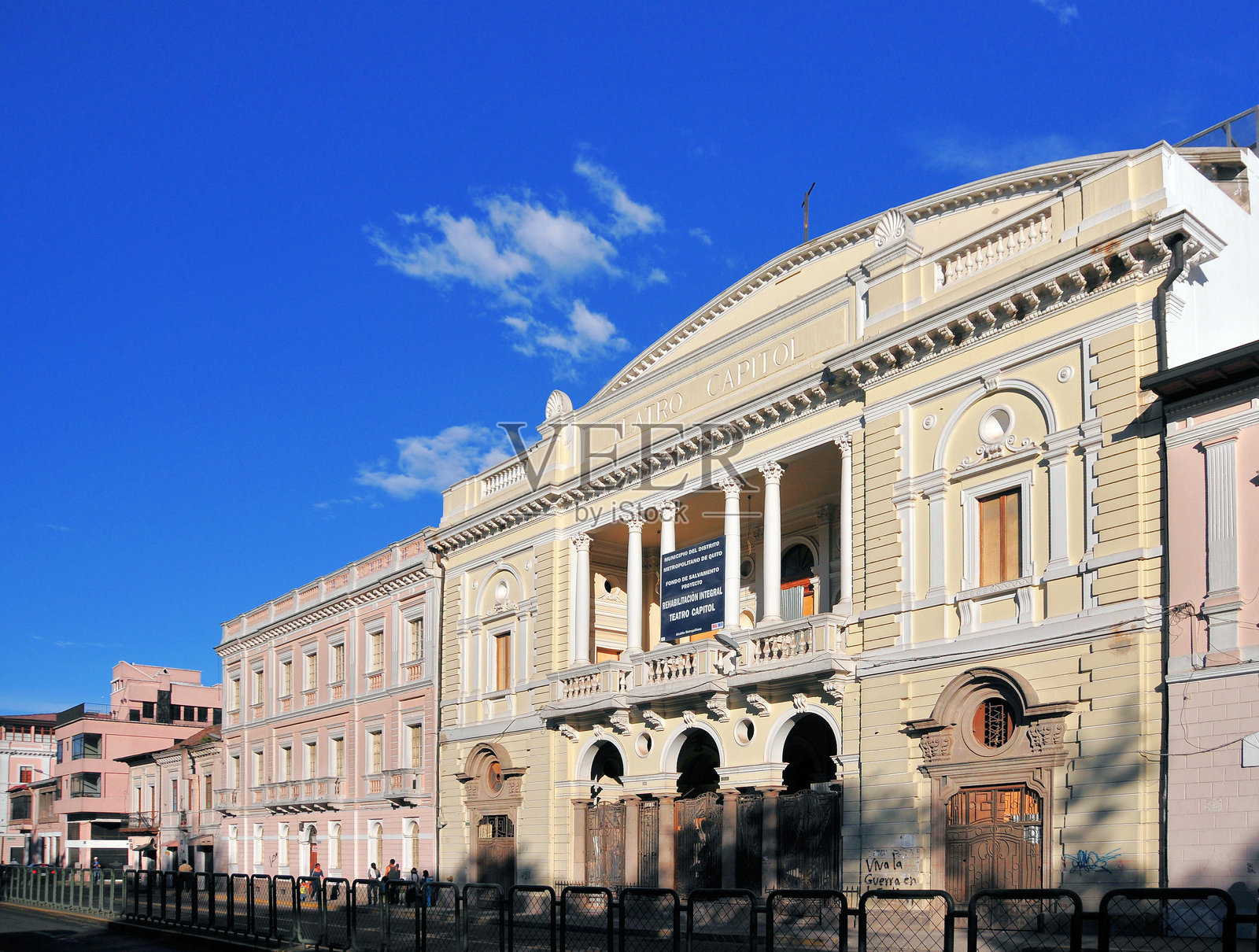 厄瓜多尔基多大哥伦比亚大道国会剧院阳光下的外墙照片摄影图片