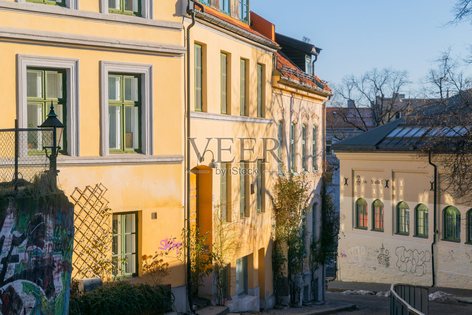 挪威奥斯陆圣汉斯豪根区宁静的历史鹅卵石街道照片摄影图片