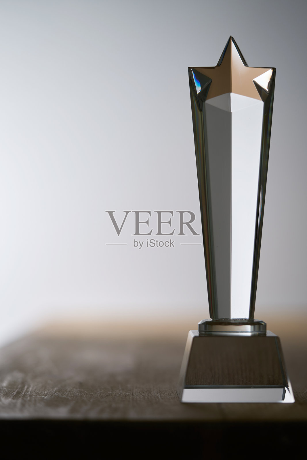 星形水晶奖杯，背景为灰色照片摄影图片