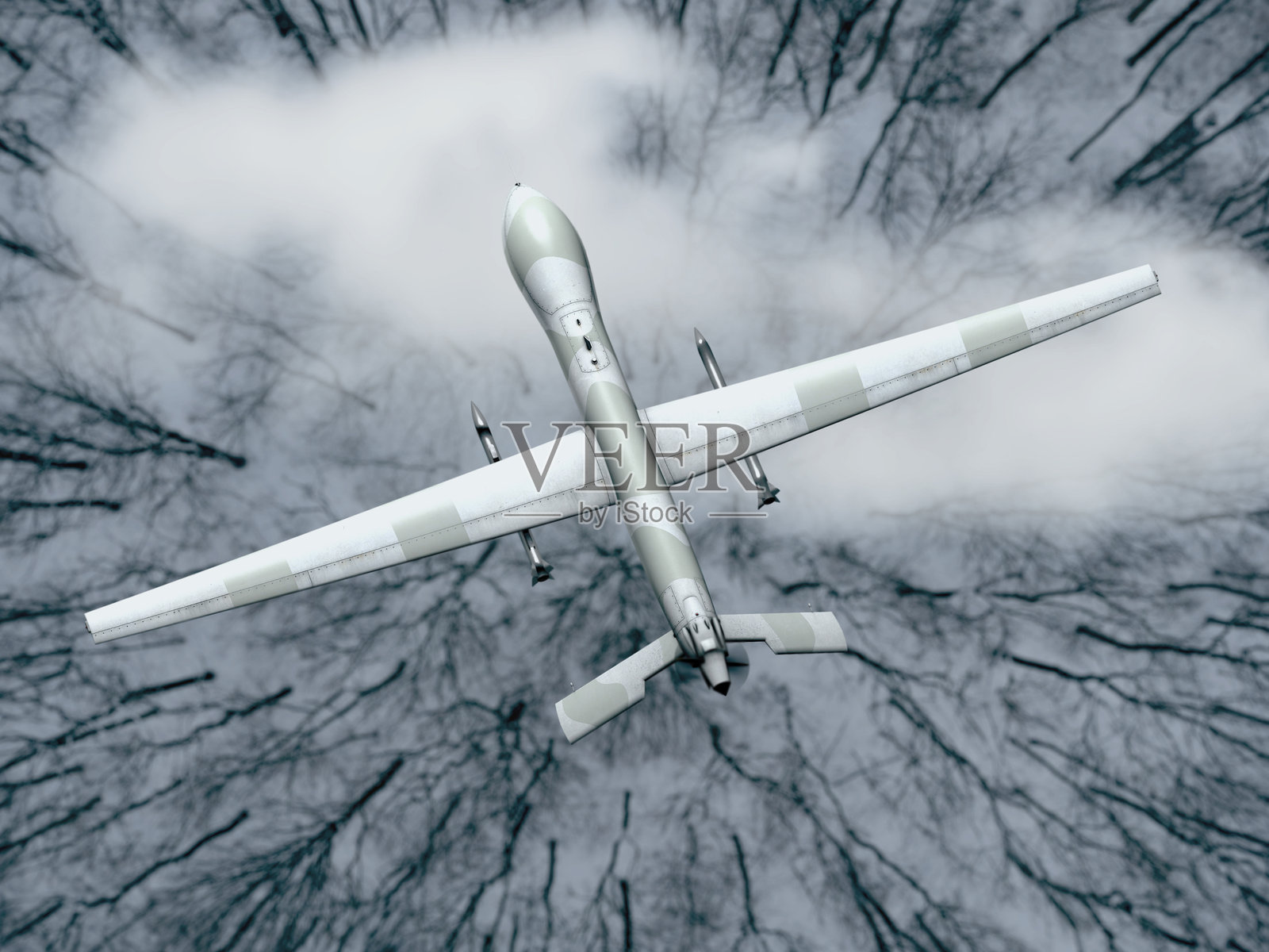 冬季条件下，一架军用无人机在多云的森林上空飞行。照片摄影图片