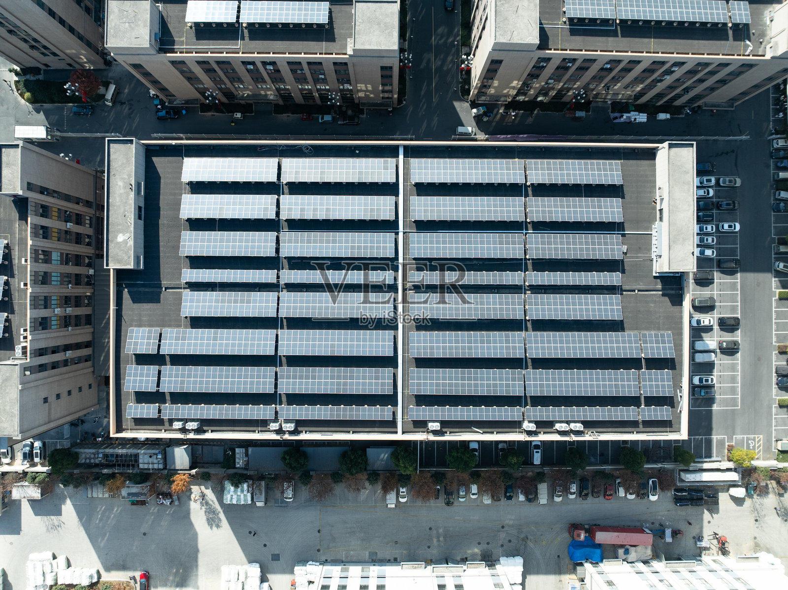 城市建筑屋顶大规模太阳能光伏板阵列俯拍照片摄影图片