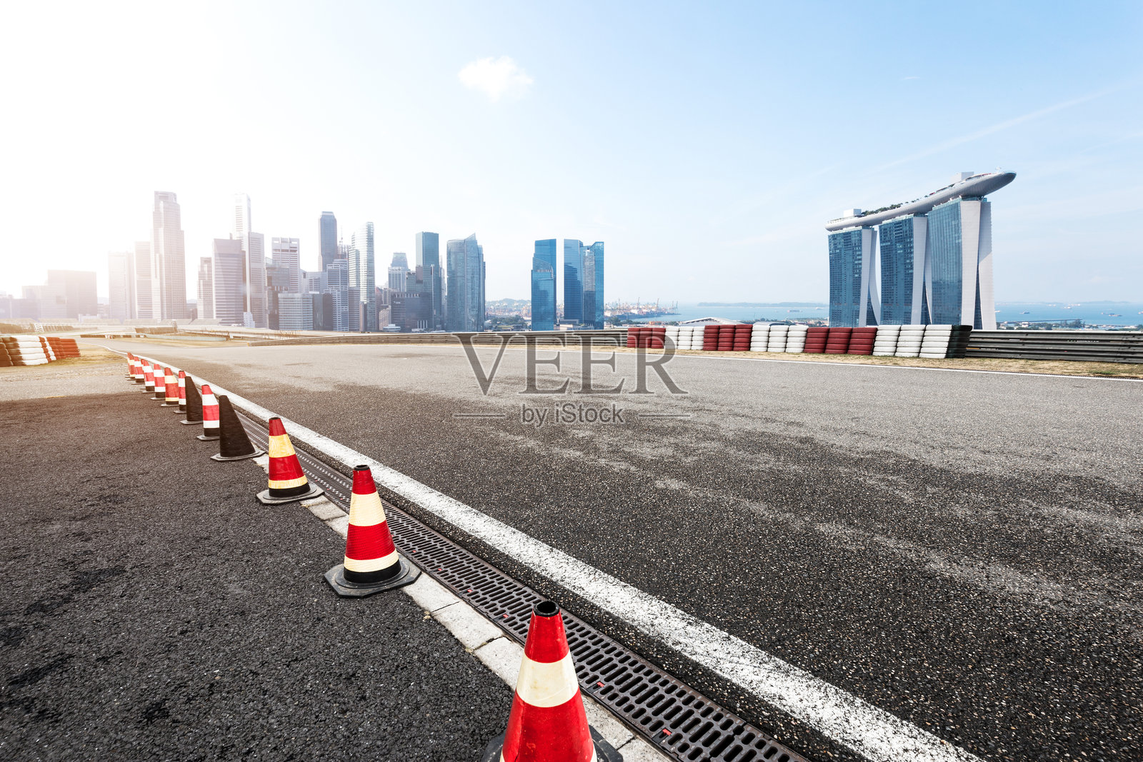 新加坡滨海湾赛道旁红白锥桶与城市天际线景观照片摄影图片