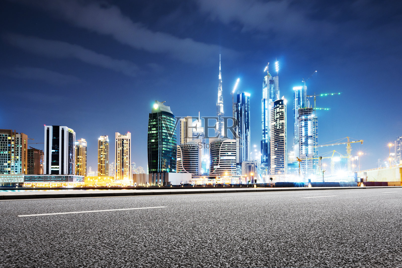 迪拜夜景城市天际线与空旷沥青道路前景照片摄影图片