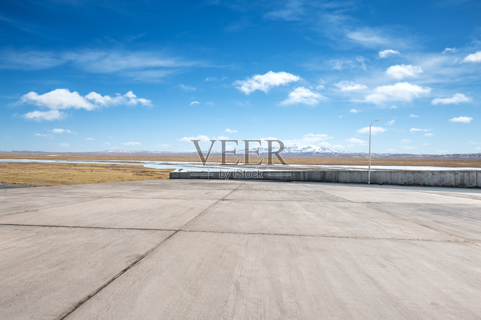 高原机场停机坪远眺雪山湖泊与蓝天白云照片摄影图片