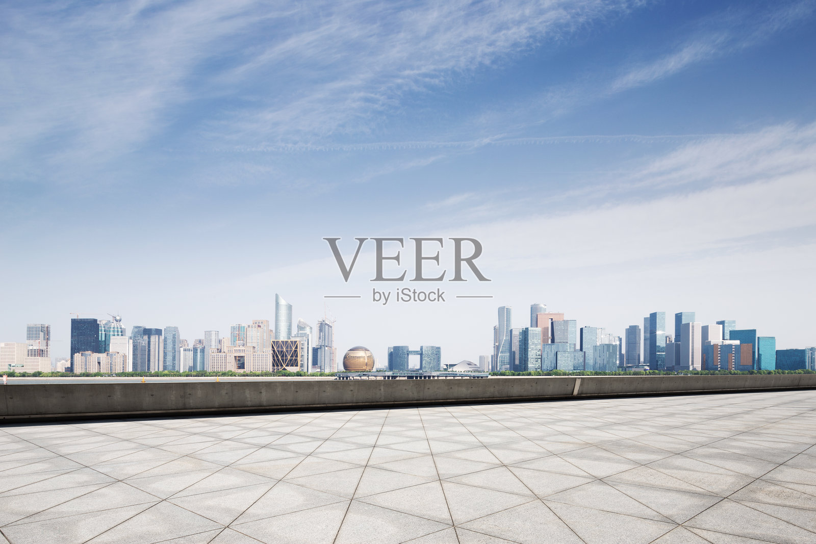 城市天际线远景空旷广场地面与蓝天白云照片摄影图片