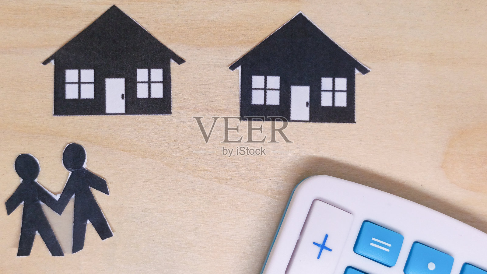 一对夫妇梦想着买房，画面中展示了计算器、规划开支和为抵押贷款做预算。照片摄影图片