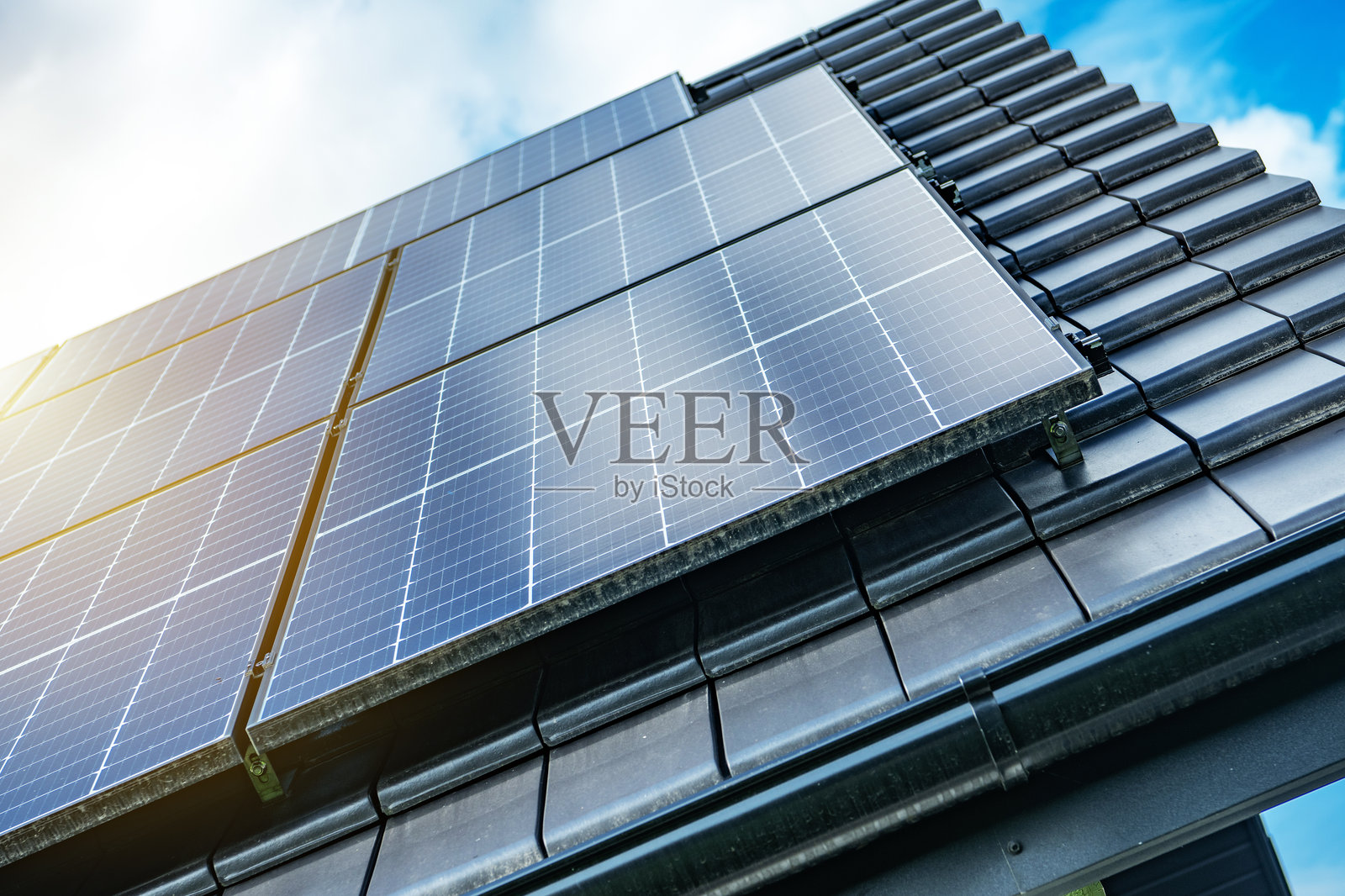 安装在现代建筑上的太阳能电池板在白天反射阳光照片摄影图片