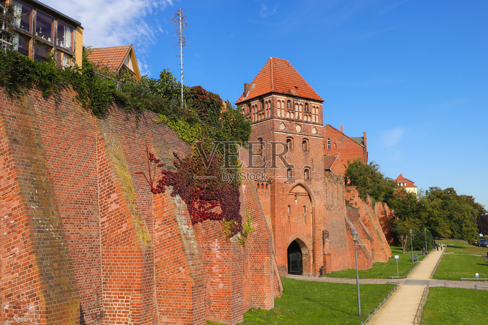 德国萨克森-安哈尔特州唐格尔明德的城墙与易北门(Elbtor)照片摄影图片