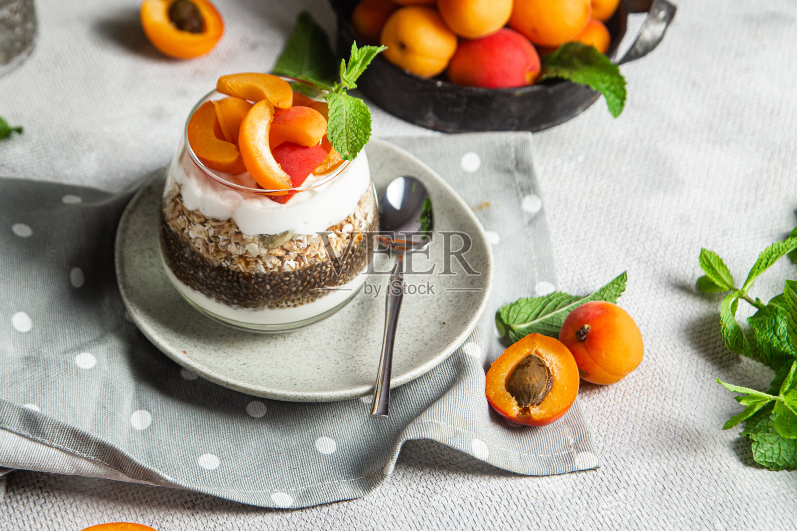 杯装酸奶奇亚籽杏子格兰诺拉麦片照片摄影图片