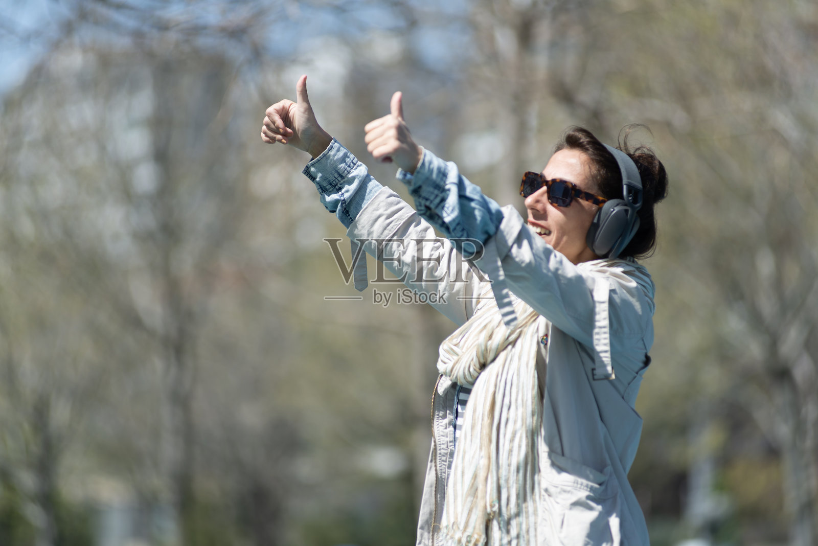 年轻、自由、狂野照片摄影图片